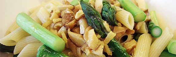 Pasta mit Shiitake-Pilzen und grünem Spargel