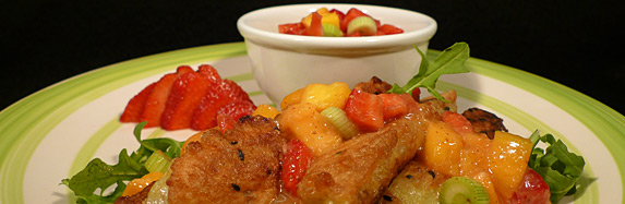 Mango-Erdbeer-Relish mit gebratenem Spargel