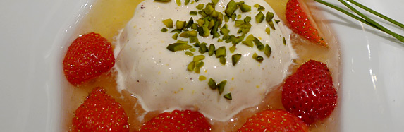 Sauerrahm-Chilicreme in geeister Champagner-Holunderblütensuppe