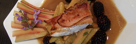 Zanderfilets im Speckmantel auf Rhabarbergemüse