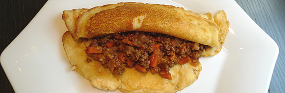 Mit Hackfleisch gefüllte Pfannkuchen
