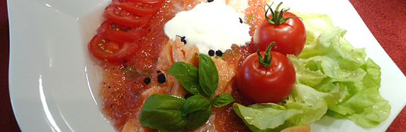 Lachscarpaccio im Tomatengelee
