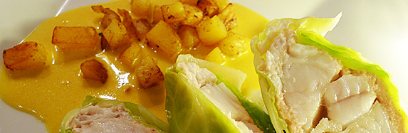 Steinbeißerkrautwickel mit Kartoffelwürfeln in Safransoße