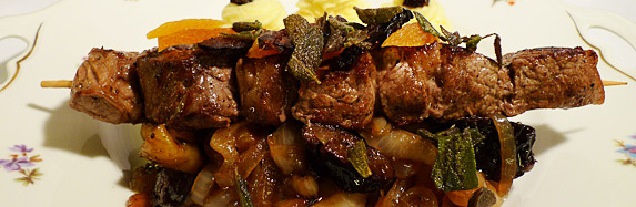 Venezianisches Zwiebelgemüse mit Fleisch des Tages