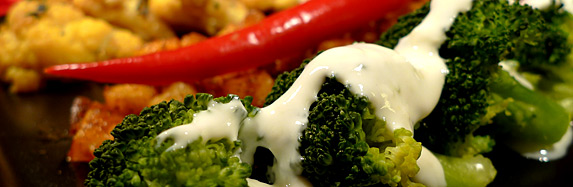 Blumenkohl-Brokkoli-Curry mit Kartoffelwürfeln und Würzjoghurt