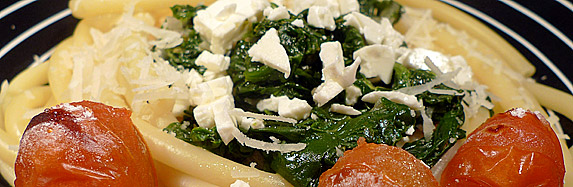 Spinatpasta mit Feta und übergrillten Tomaten