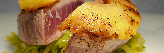 Gebratener Thunfisch auf Lauchgemüse mit Piment-Ananas