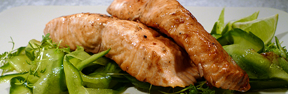 Teriyaki-Lachs auf japanischem Gurkensalat