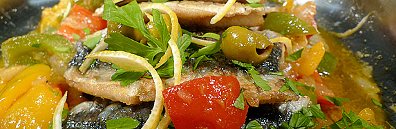 Sardinen mit geschmortem Paprikagemüse