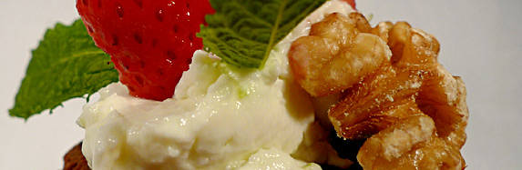 Schoko-Walnuss-Türmchen mit Mascarponecreme und Erdbeer-Rhabarber-Kompott