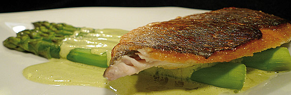 Doradenfilets auf grünem Spargel mit Port-Hollandaise