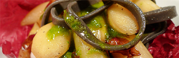 Pasta mit gebratenem Spargel, Radicchio und Pesto