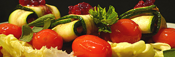 Feta-Zucchini-Päckchen auf geschmelzten Kirschtomaten