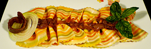Bunte Farfalle mit Zwiebel-Sardellensauce