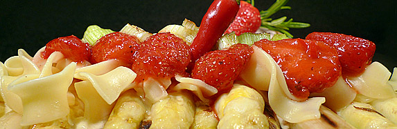 Schweinekotelett mit Rucolanudeln, gebratenem Spargel + Chili-Erdbeeren