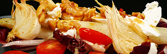 Spargelsalat mit Knoblauch, karamelisierten Chili-Walnüssen und Ziegenkäse