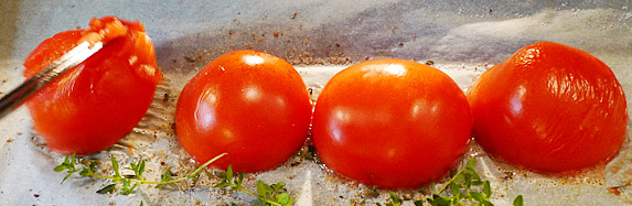Mediterrane Tomatensoße mit frittierten Kapern