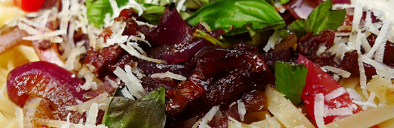 Spaghetti mit Balsamico und roten Zwiebeln