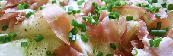 Melonensalat mit Mozzarella und Parmaschinken