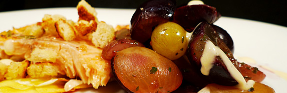 Forelle mit pfeffrigem Traubenragout und Croutons