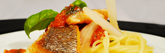Spaghetti mit Tomaten und Basilikum auf Honig-Fisch-Sugo