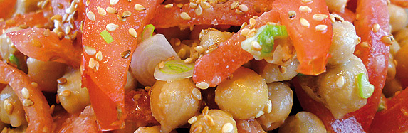 Warmer Kichererbsensalat mit Sesamdressing