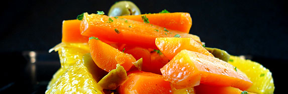 Karottengemüse mit Orangenfilets und grünen Oliven