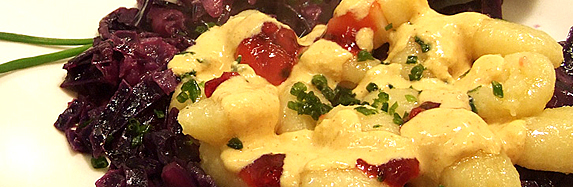 Rotkohl-Gnocchi mit Sabayon