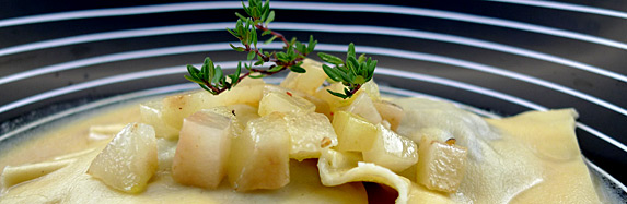 Blut- und Leberwurst-Ravioli im Birnensud