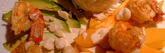 Garnelen mit Curry, Mango und Avocado am Reissalat