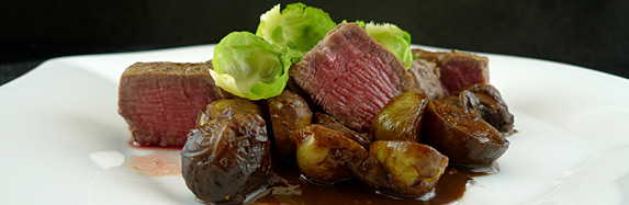 Filetsteak mit Rosenkohl und Balsamico-Schokosoße