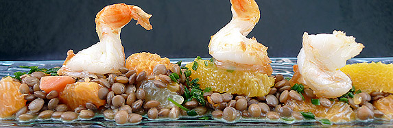 Linsensalat mit Zitrusfrüchten und gebratenen Garnelen