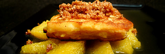 Quarknocken mit Mandelschmelze auf geschmorten Orangen
