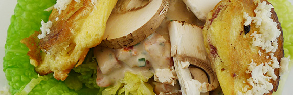 Schweinebäckchen im Meerettich-Mantel auf Wirsingsalat