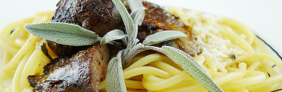 Spaghetti mit Hähnchenleber in Salbeibutter