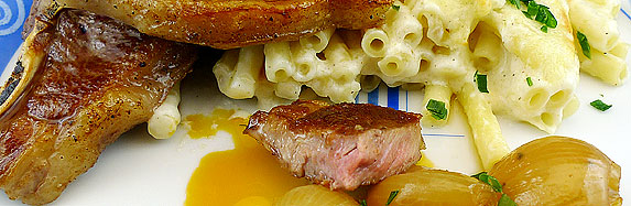 Lammkoteletts mit süßsauren Schalotten und Makkaroni-Gratin