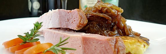 Kassler auf Baggers und Zwiebelconfit mit dunklem Bier