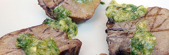 Salsa Verde mit gegrillter Ochsenzunge