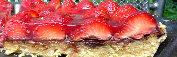 Erdbeertarte auf Mandelkruste mit Schokoschicht