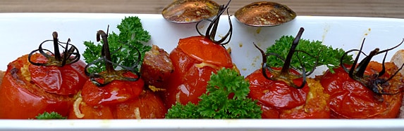 Geschmorte, gefüllte Tomaten