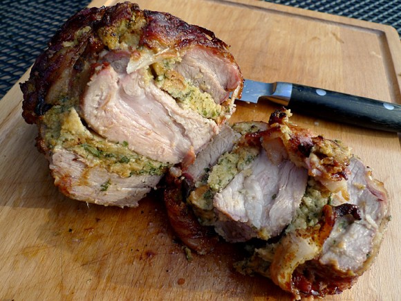 Mit Gartenkräutern gefüllter Schweinenacken vom Grill