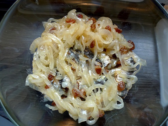 Sarde in saor. Sardinen süßsauer.