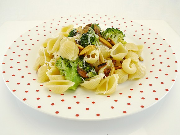 Pasta Romana mit Brokkoli, Knoblauch, Rosinen und Pinienkernen