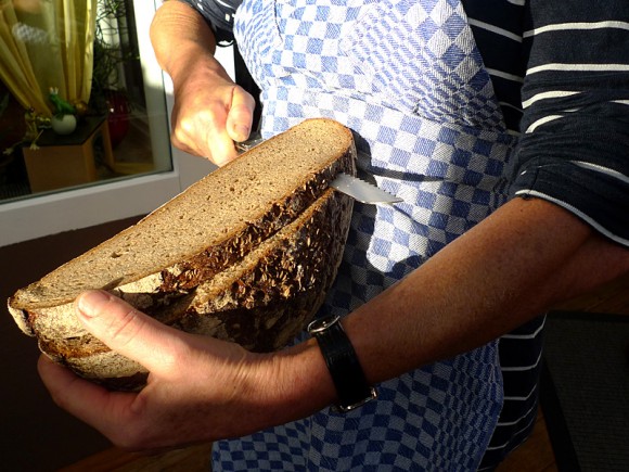 Brotschneiden ohne Maschine. So wurde das einst gemacht.