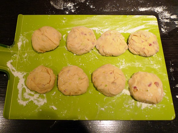 Hefeteig in Vorbereitung. - Deftige Dampfnudeln für Speckvegetarier Foto: Tagesgericht - Was koche ich heute