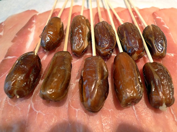 Datteln mit Chili-Marzipan
