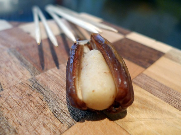 Datteln mit Chili-Marzipan