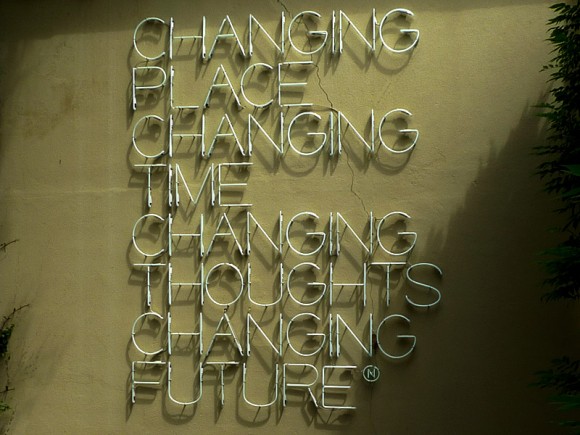 Maurizio Nannucci - Changing Place, Changing Time, Changing Thoughts, Changing Future. - Peggy Guggenheim Collection in Venedig