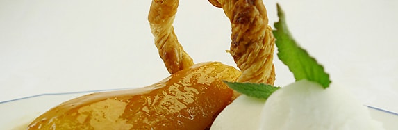 Birnen in Butterkaramell mit Zitronensorbet