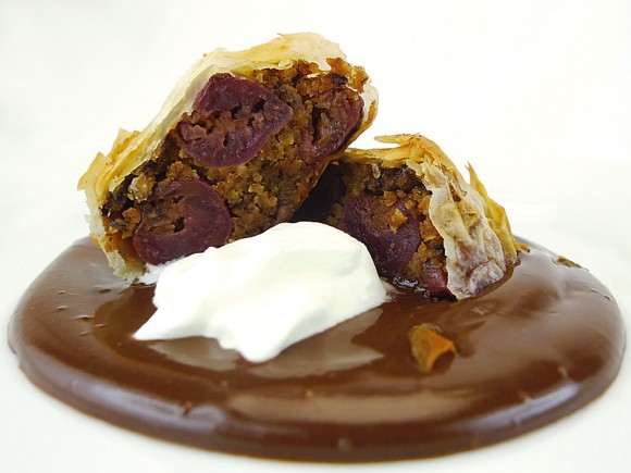 Kirschkissen auf Pralinensoße